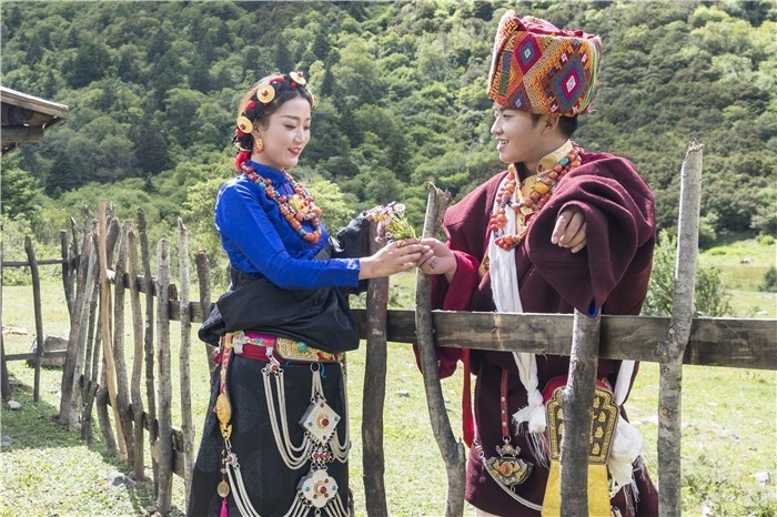 康定情歌（木格措）風(fēng)景區(qū)中的一對(duì)年輕人。林革文攝