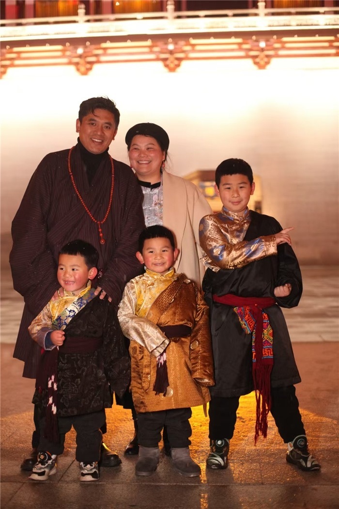 康定的節(jié)日氛圍多元和諧。圖為2024年元宵夜，洛讓銀登一家五口在旅行中拍攝的合影。資料圖片