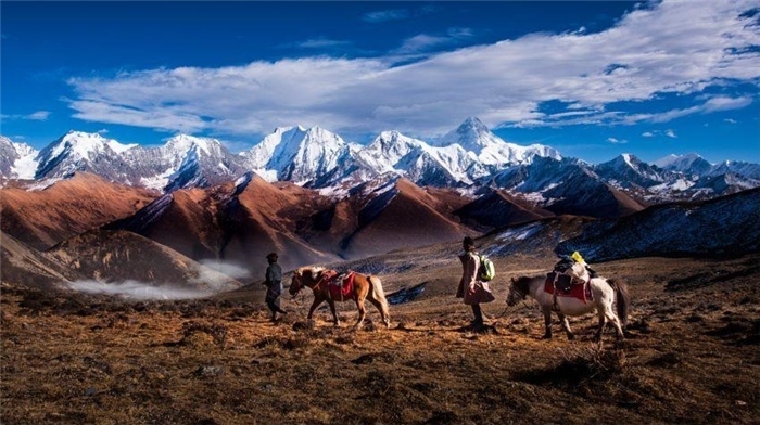 “守護(hù)貢嘎”是當(dāng)?shù)卮迕駱闼氐男拍詈妥园l(fā)的行動(dòng)。圖為貢嘎山“馬背巡護(hù)隊(duì)”開(kāi)展日常巡護(hù)工作 林革文攝