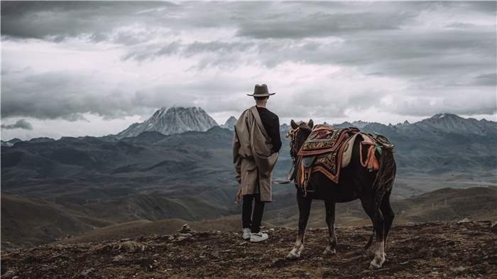 在康定八郎生都星空營(yíng)地，村里的青年丹真德勒牽馬注視世代生活的家園。八郎村提供