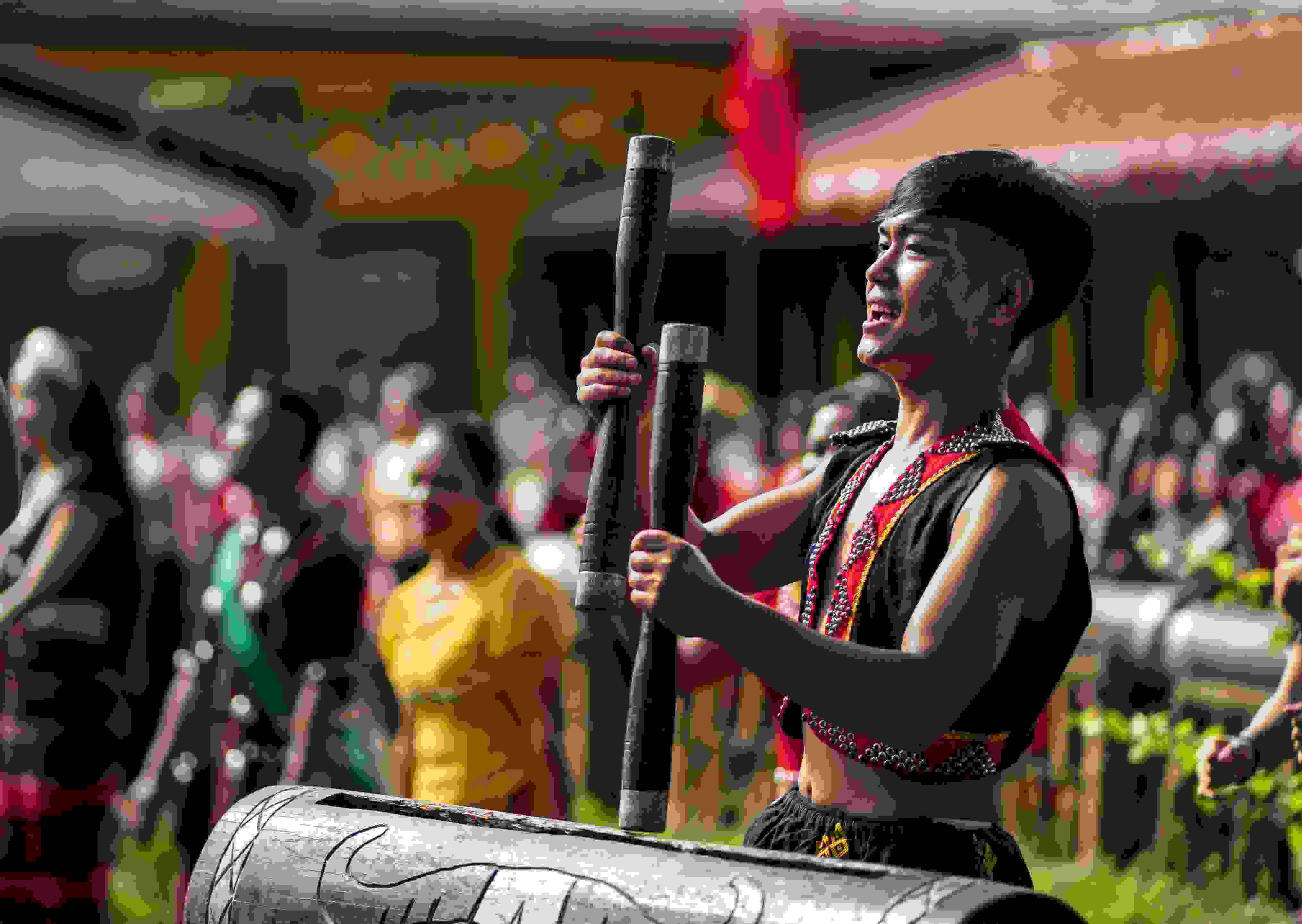 云南省滄源縣班洪鄉(xiāng)班洪村的佤族群眾唱響《阿佤人民唱新歌》（2021年8月20日攝）。