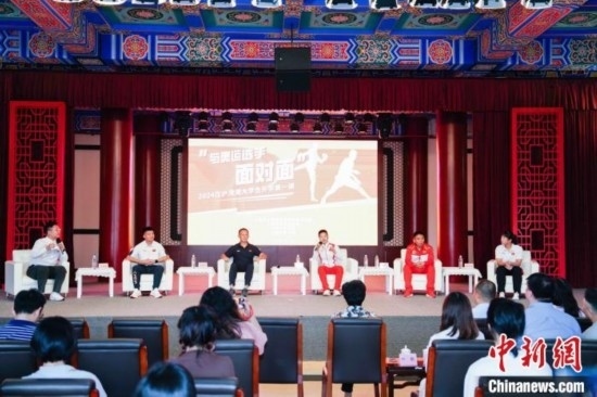 吳愉、王德新、沈?qū)W軍、江海東、朱曉蕾與在座同學(xué)們分享個(gè)人的體育故事與成長(zhǎng)感悟。上海市港澳辦供圖