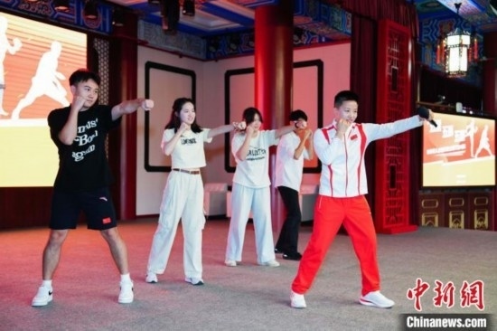 巴黎奧運(yùn)會(huì)拳擊冠軍吳愉現(xiàn)場(chǎng)教學(xué)。上海市港澳辦供圖