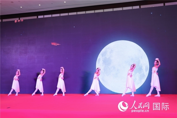 中國(guó)青少年歌舞表演。人民網(wǎng)記者任皓宇攝