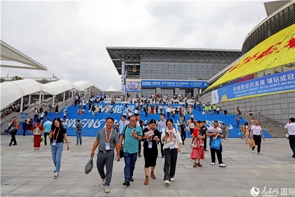 第二十一屆東博會(huì)展館外，參觀者步行離場。人民網(wǎng)記者趙益普攝