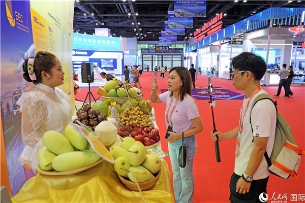 在東博會(huì)泰國展區(qū)，參觀者在向泰方工作人員了解泰國水果情況。人民網(wǎng)記者趙益普攝