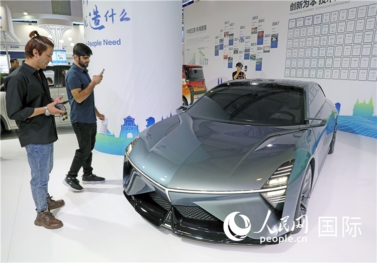 東博會上，上汽通用五菱展出的一款名為“東盟之光”的新能源概念車吸引參觀者駐足。人民網(wǎng)記者趙益普攝