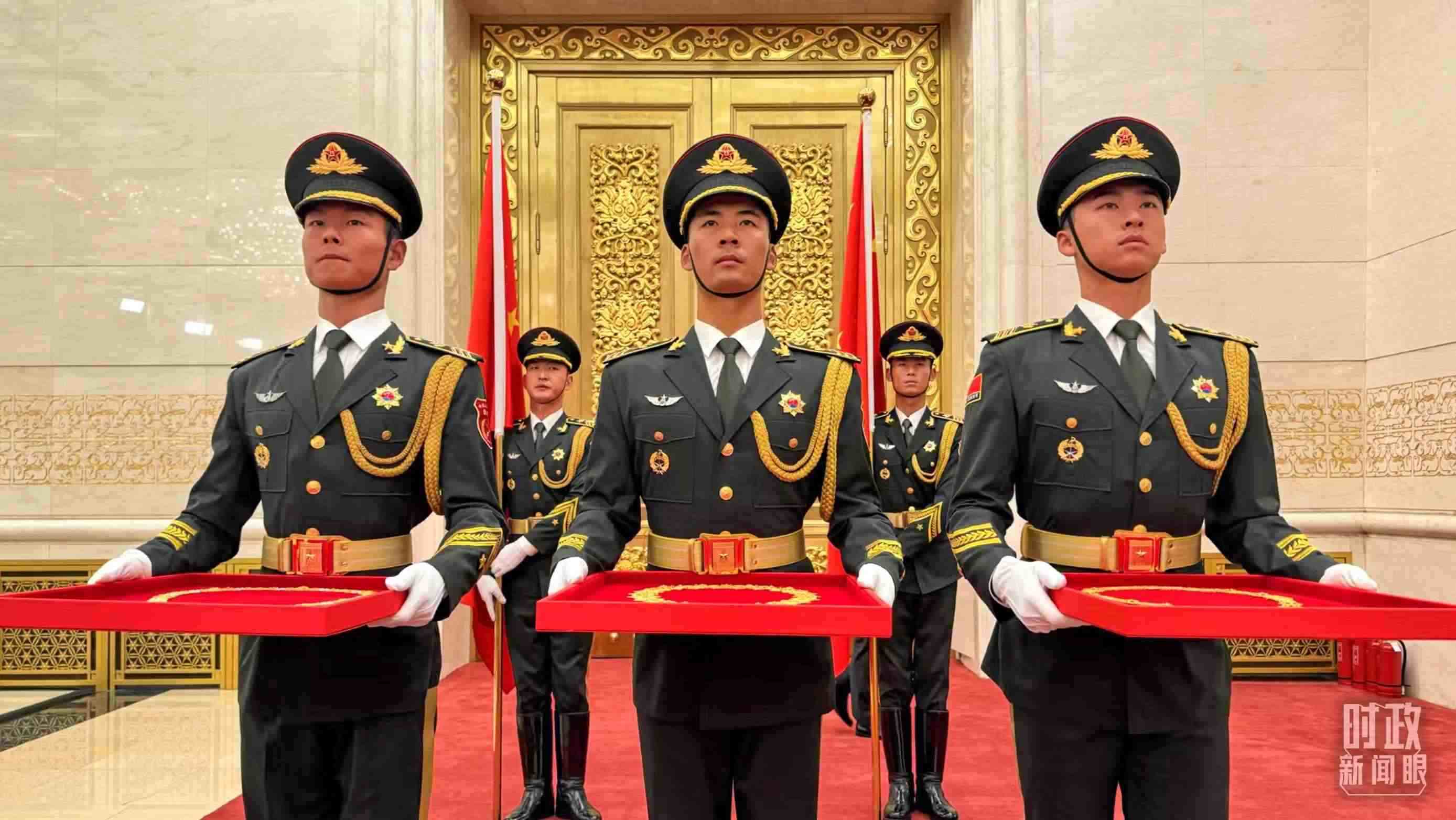 禮兵手捧共和國勛章、友誼勛章和國家榮譽稱號獎?wù)?。（總臺央視記者李增仁拍攝）