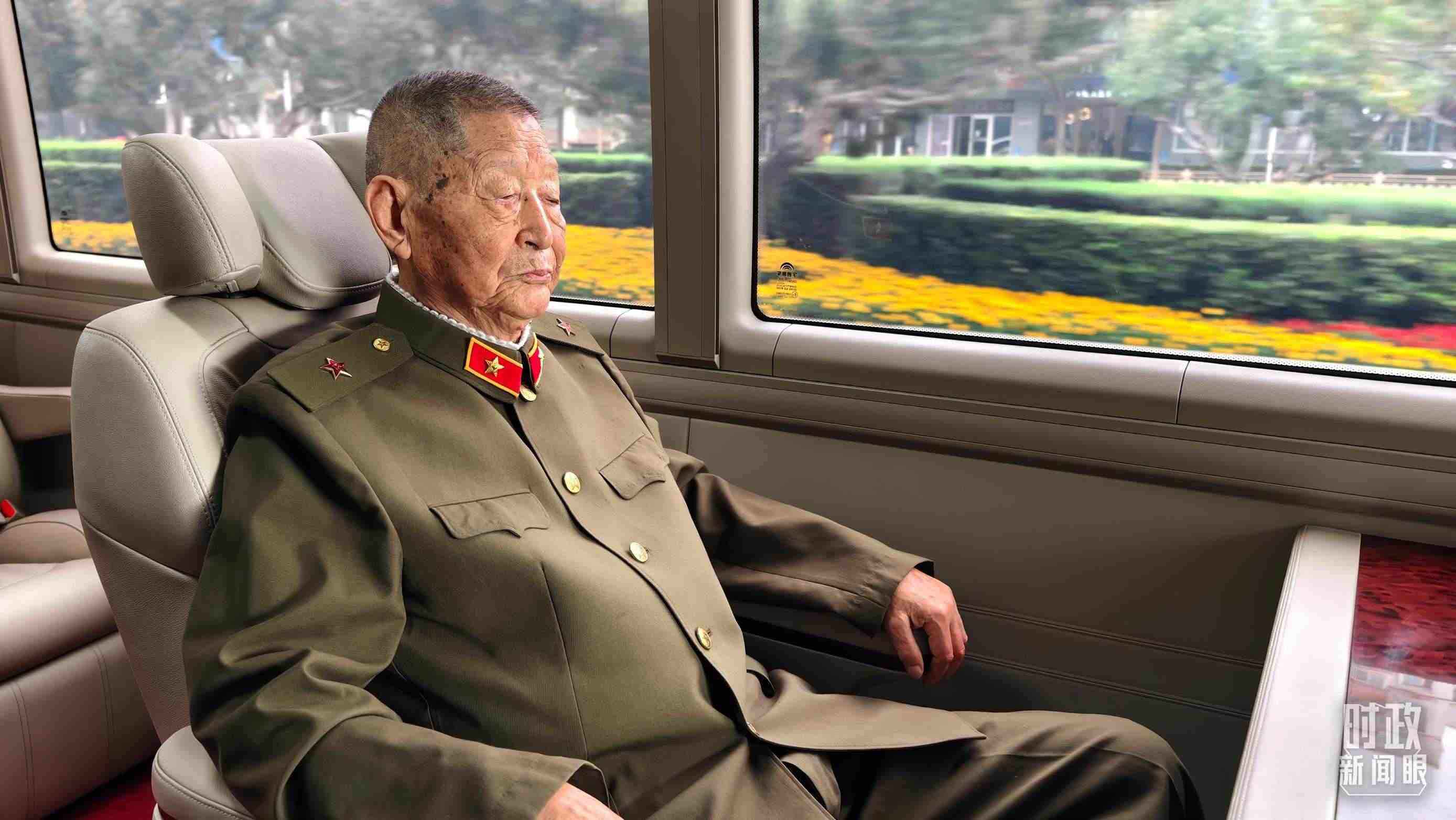 “共和國勛章”獲得者黃宗德乘坐禮賓車前往人民大會堂。（總臺央視記者胡瑋拍攝）