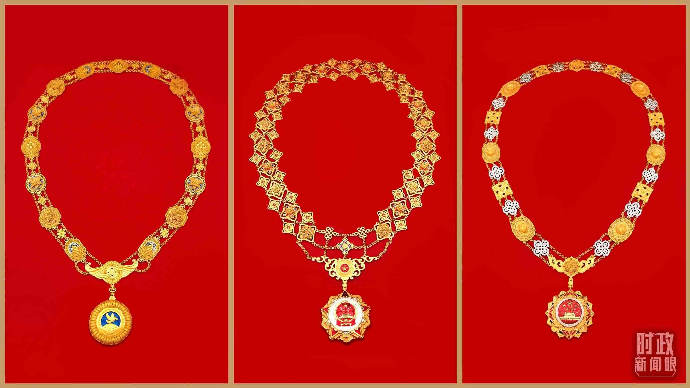 “共和國勛章”（中）、“友誼勛章”（左）和國家榮譽稱號獎?wù)拢ㄓ遥?。（總臺央視記者郭鴻、鄂介甫拍攝）