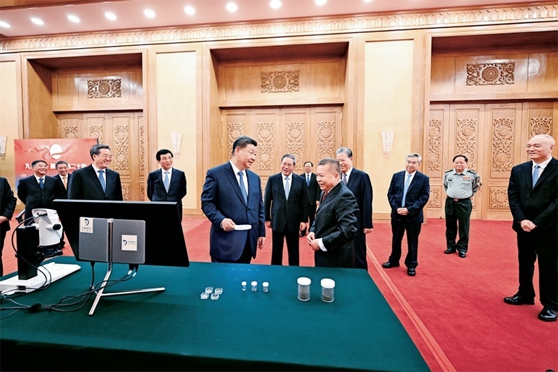 2024年9月23日，黨和國(guó)家領(lǐng)導(dǎo)人習(xí)近平、李強(qiáng)、趙樂(lè)際、王滬寧、蔡奇、丁薛祥、李希等在人民大會(huì)堂接見(jiàn)探月工程嫦娥六號(hào)任務(wù)參研參試人員代表并參觀月球樣品和探月工程成果展覽。這是習(xí)近平等參觀月球樣品和探月工程成果展覽。 新華社記者 謝環(huán)馳/攝