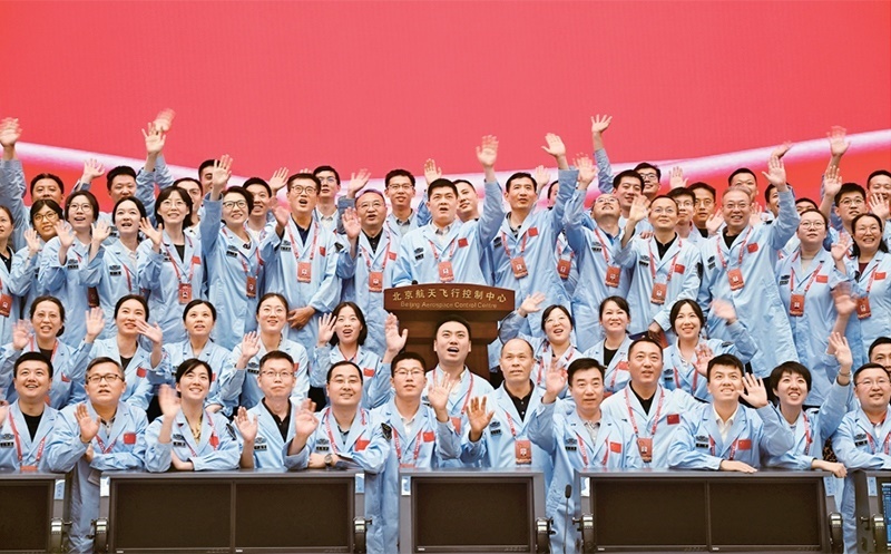 嫦娥六號完成了人類歷史上首次月球背面采樣，突破了多項(xiàng)關(guān)鍵技術(shù)，是我國建設(shè)航天強(qiáng)國、科技強(qiáng)國取得的又一標(biāo)志性成果，是我國探月工程的重要里程碑。圖為2024年6月25日，嫦娥六號任務(wù)圓滿成功后，工作人員在北京航天飛行控制中心合影。 新華社記者 金良快/攝