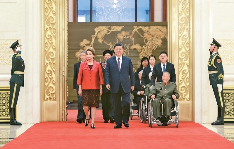 2024年9月29日，中華人民共和國(guó)國(guó)家勛章和國(guó)家榮譽(yù)稱(chēng)號(hào)頒授儀式在北京人民大會(huì)堂金色大廳隆重舉行。中共中央總書(shū)記、國(guó)家主席、中央軍委主席習(xí)近平同國(guó)家勛章和國(guó)家榮譽(yù)稱(chēng)號(hào)獲得者一同步入會(huì)場(chǎng)。 新華社記者 王曄/攝