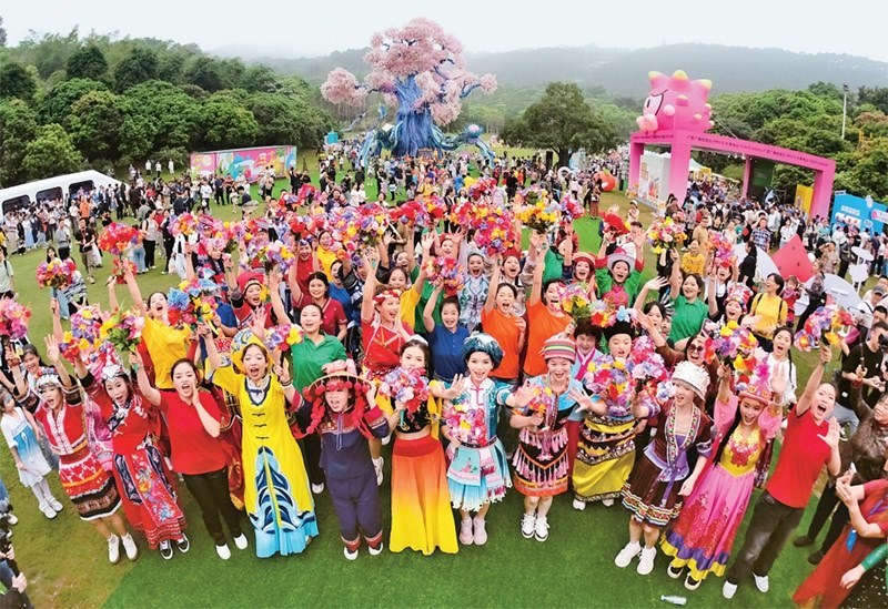 自2014年起，廣西持續(xù)舉辦“廣西三月三·八桂嘉年華”活動，各地民族民俗活動次第登臺，精彩紛呈，這個傳統(tǒng)民族節(jié)慶已演變?yōu)楦髯迦嗣窆蚕砉矘返墓?jié)日盛會和知名文化旅游品牌。圖為2024年4月11日在南寧市拍攝的活動主會場。 新華社記者 周華/攝