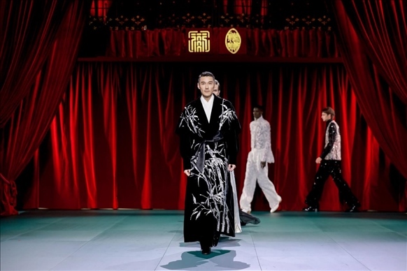 9月28日，模特在法國巴黎舉行的“2024巴黎·恭王府服飾秀”上展示服裝（主辦方供圖）