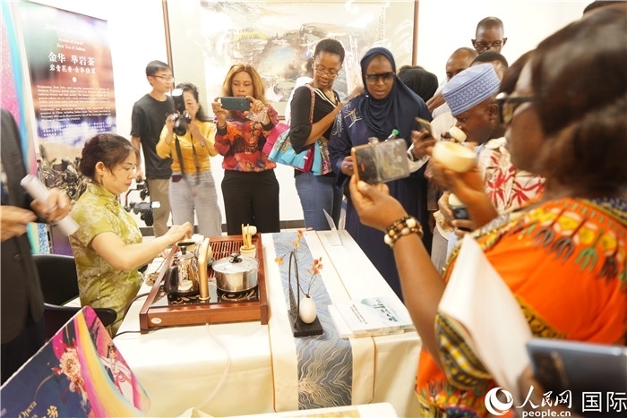 觀眾品嘗金華舉巖茶。人民網(wǎng)記者 姜宣攝