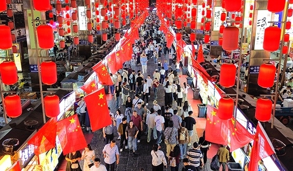 國(guó)慶臨近，河南省洛陽市老城歷史文化街區(qū)裝扮一新，國(guó)旗招展，處處洋溢著濃厚的國(guó)慶節(jié)日氛圍。來源：人民圖片網(wǎng)