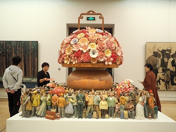 2024年9月28日，觀眾在中國(guó)美術(shù)館參觀“慶祝中華人民共和國(guó)成立75周年——第十四屆全國(guó)美術(shù)作品展覽進(jìn)京作品展”。杜建坡攝。來源：人民圖片網(wǎng)