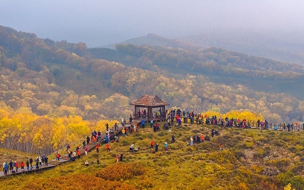 2024年9月27日，內(nèi)蒙古自治區(qū)赤峰市克什克騰旗烏蘭布統(tǒng)景區(qū)層林盡染，游人如織，風(fēng)光如畫。來源：人民圖片網(wǎng)