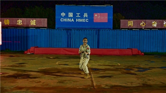 官兵帶來精彩的雙節(jié)棍表演。馬騫攝