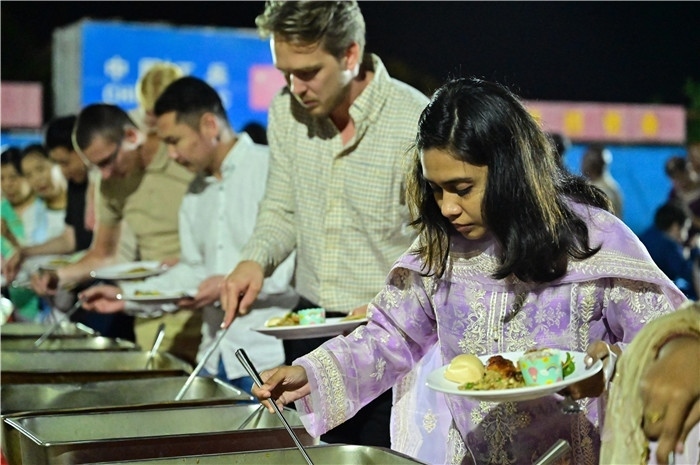 外國友人品嘗中國美食。馬騫攝