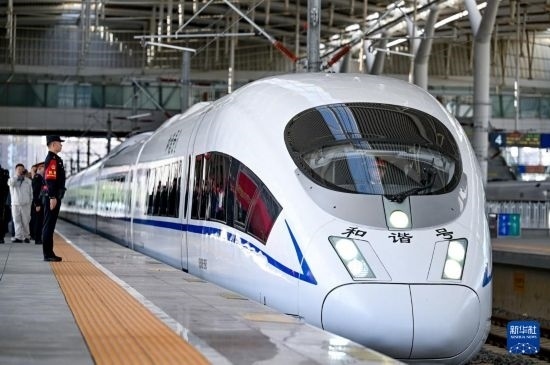 10月1日，由銀川開往惠農(nóng)的C8218次列車從銀川站駛出。