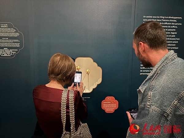  法國觀眾在展區(qū)拍照留念。人民網(wǎng)記者 于超凡攝