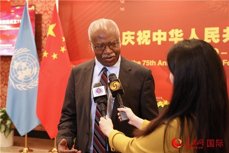 聯(lián)大主席菲勒蒙在招待會(huì)現(xiàn)場(chǎng)接受媒體采訪，他向中國(guó)政府和人民致以節(jié)日祝賀，表示中國(guó)的發(fā)展成就令人驚嘆。人民網(wǎng)記者 李志偉攝