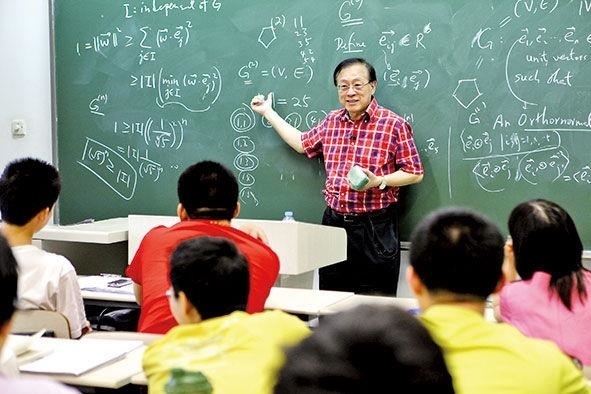 姚期智為清華大學(xué)學(xué)生授課。