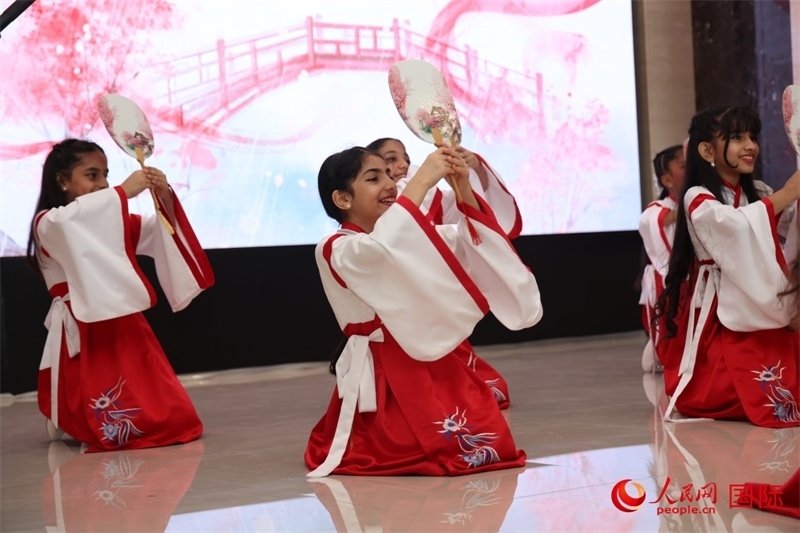 富查伊拉當(dāng)?shù)貙W(xué)校學(xué)生表演節(jié)目。人民網(wǎng)記者任皓宇攝