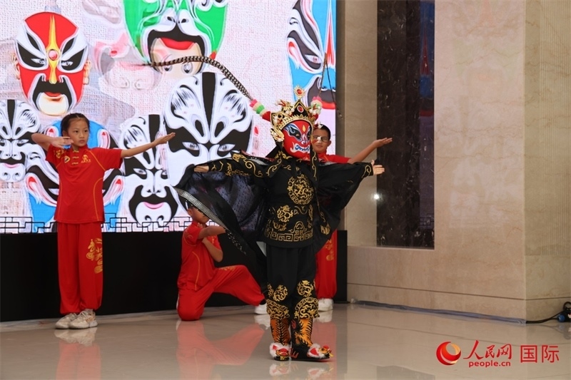 迪拜中國(guó)學(xué)校學(xué)生表演變臉。人民網(wǎng)記者任皓宇攝