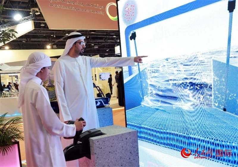 一名兒童在模擬操作船舶，撿拾海洋垃圾。人民網(wǎng)記者管克江攝