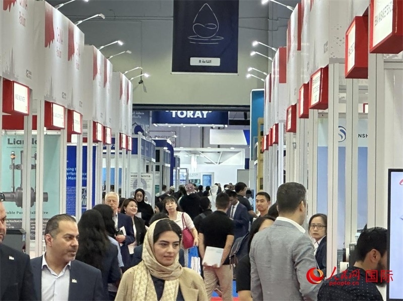 中國(guó)館前人頭攢動(dòng)。人民網(wǎng)記者管克江攝