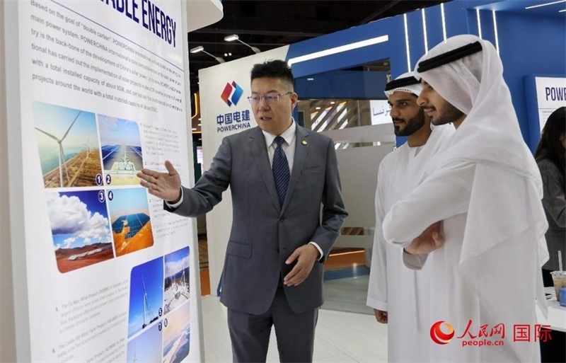 中國(guó)電建中東北非區(qū)域總部負(fù)責(zé)人向觀眾介紹公司承建的可再生能源項(xiàng)目。人民網(wǎng)記者 管克江攝