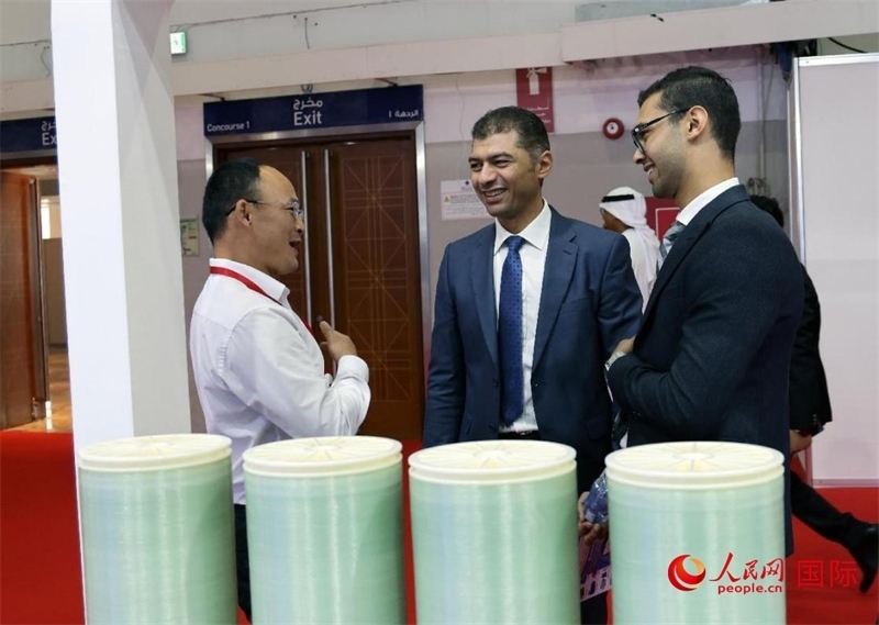 中外參展商交流。人民網(wǎng)記者管克江攝