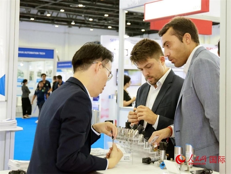中外展商交流。人民網(wǎng)記者管克江攝