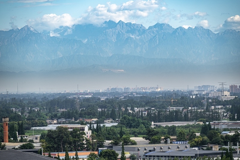 2024年7月1日，成都天氣晴好，遠(yuǎn)處雪山清晰可見(jiàn)。