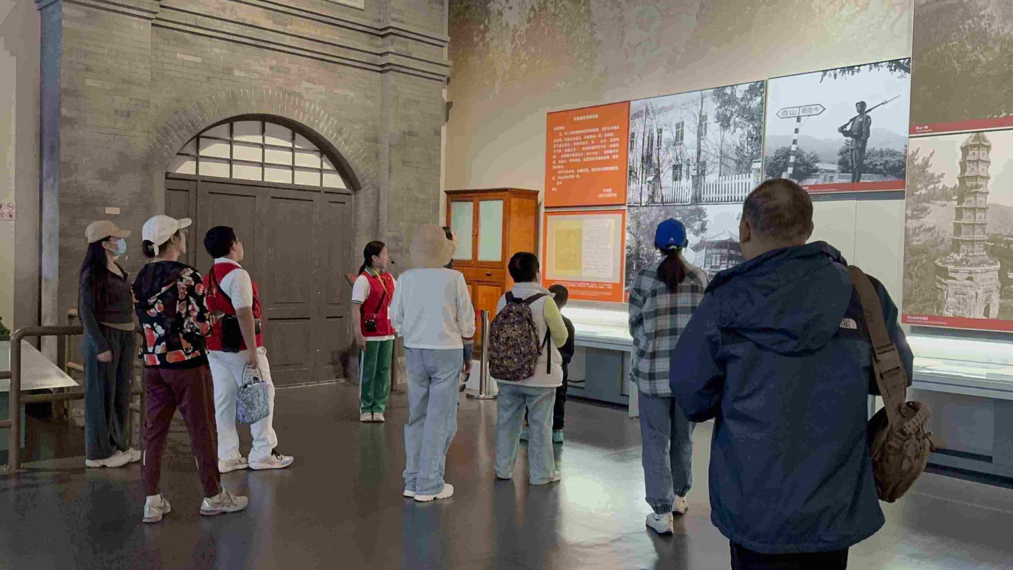 10月4日，北京香山革命紀(jì)念館內(nèi)，一名“紅領(lǐng)巾志愿者”正在為參觀者講解。人民網(wǎng)記者 劉微攝