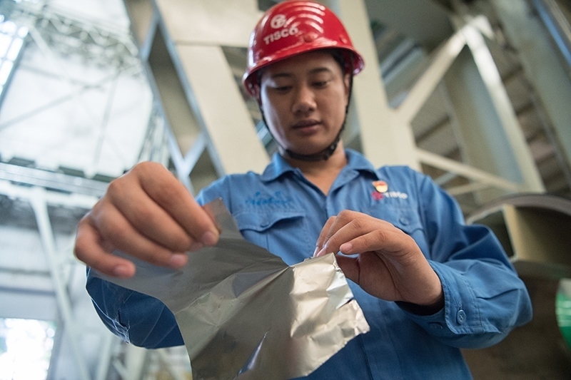 2018年8月8日，山西省太原市，太鋼不銹鋼精密帶鋼有限公司工作人員用手撕開不銹鋼。