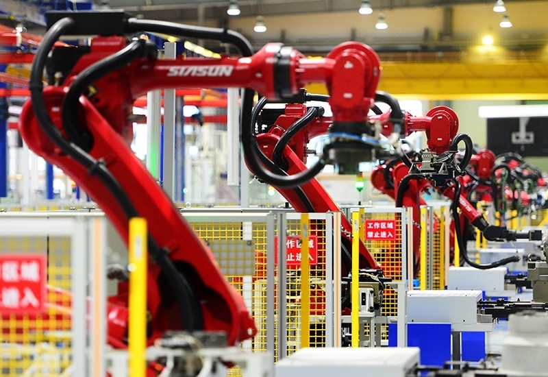 2019年11月22日，沈陽，一家數(shù)字化智能工廠內(nèi)，名為SR210的機(jī)器人正在自主地抓取各種零部件，快速組裝稍小的工業(yè)機(jī)器人。