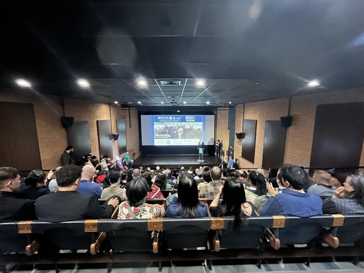 當(dāng)?shù)貢r(shí)間10月3日晚，由巴西圣保羅州立大學(xué)孔子學(xué)院舉辦的第九屆圣保羅中國(guó)電影展在圣保羅文化中心拉開帷幕。巴西圣保羅州立大學(xué)孔子學(xué)院供圖