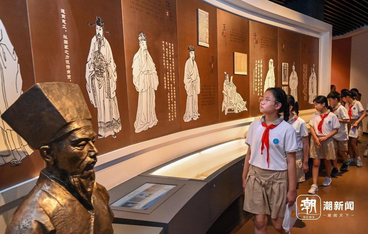 來自杭州市政苑小學的學生走進浙江省檔案館“大寫浙江人”展廳，近距離“觸摸”歷史、走進榜樣、聆聽故事，激發(fā)愛黨愛國愛家熱情。記者 董旭明 攝