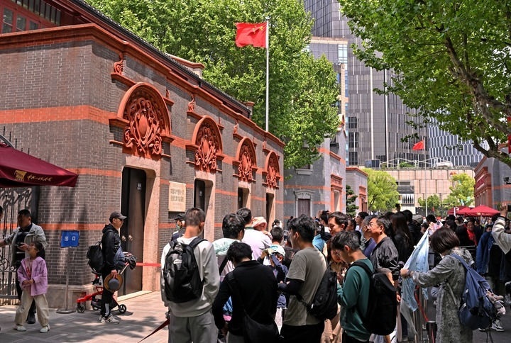2024年5月3日，游客在位于上海的中共一大會(huì)址前參觀。新華社記者 劉穎 攝