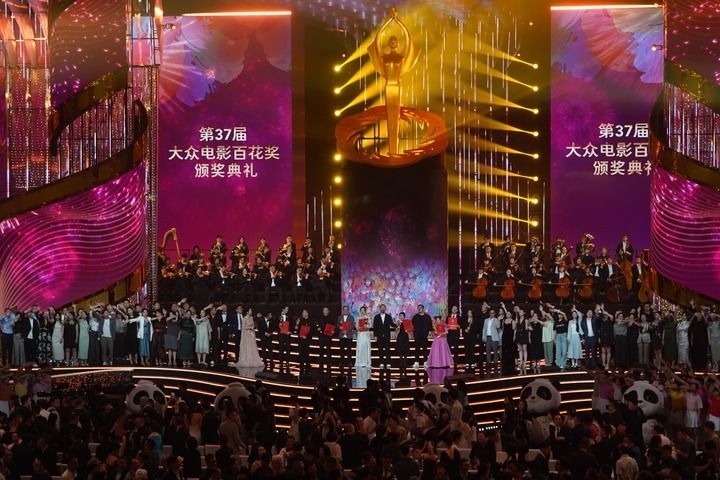 2024年8月4日，在四川成都，第37屆大眾電影百花獎(jiǎng)獲獎(jiǎng)?wù)吆痛蟊娫u(píng)審在舞臺(tái)上合影。新華社記者 唐文豪 攝