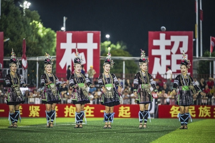 2024年9月28日，榕江縣侗族大歌隊(duì)的演員們?cè)凇按宄弊闱驁?chǎng)上表演。當(dāng)日，“發(fā)現(xiàn)中國(guó)之美·相約貴州村超”國(guó)際友誼賽在貴州省黔東南苗族侗族自治州榕江縣的“村超”足球場(chǎng)舉行。新華社記者 陶亮 攝