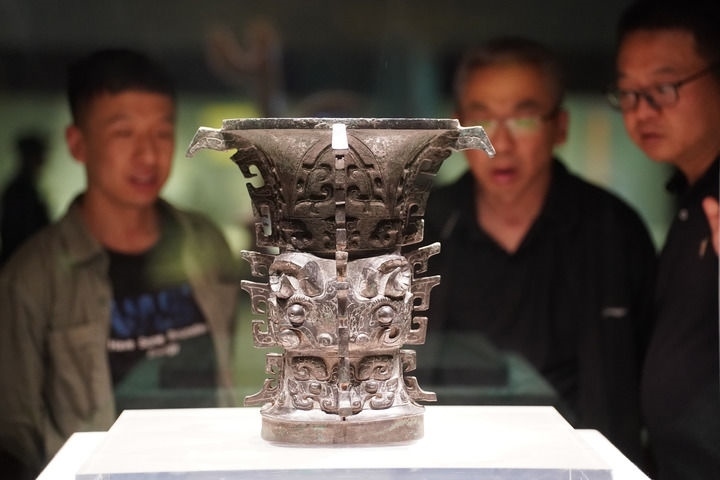 2024年5月9日，游客在陜西寶雞青銅器博物院內(nèi)參觀西周文物何尊。新華社記者 邵瑞 攝