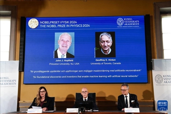 10月8日，在瑞典斯德哥爾摩舉行的2024年諾貝爾物理學(xué)獎(jiǎng)公布現(xiàn)場(chǎng)，屏幕顯示獎(jiǎng)項(xiàng)得主美國(guó)普林斯頓大學(xué)的約翰·霍普菲爾德和加拿大多倫多大學(xué)的杰弗里·欣頓。新華社記者 彭子洋 攝