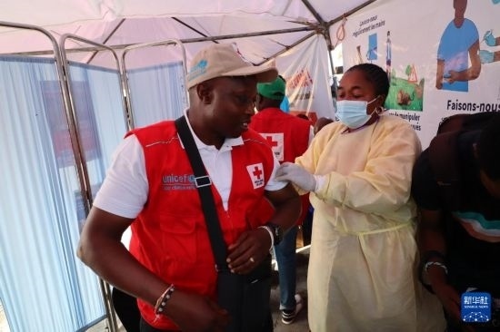 10月5日，在剛果（金）北基伍省首府戈馬市一座醫(yī)院內(nèi)，醫(yī)護(hù)人員為一名聯(lián)合國(guó)兒童基金會(huì)工作人員接種猴痘疫苗。新華社發(fā)（阿蘭·烏亞卡尼攝）