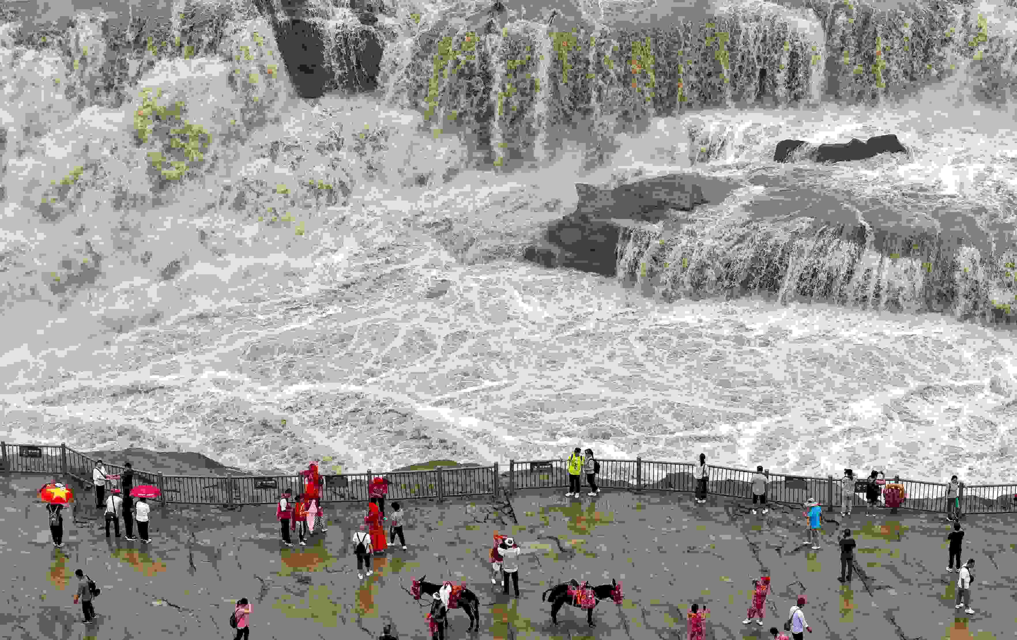 △2024年9月，游客在黃河壺口瀑布景區(qū)游覽。