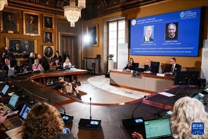 10月8日，在瑞典斯德哥爾摩舉行的2024年諾貝爾物理學(xué)獎(jiǎng)公布現(xiàn)場(chǎng)，屏幕顯示獎(jiǎng)項(xiàng)得主美國(guó)普林斯頓大學(xué)的約翰·霍普菲爾德和加拿大多倫多大學(xué)的杰弗里·欣頓。新華社記者 彭子洋 攝